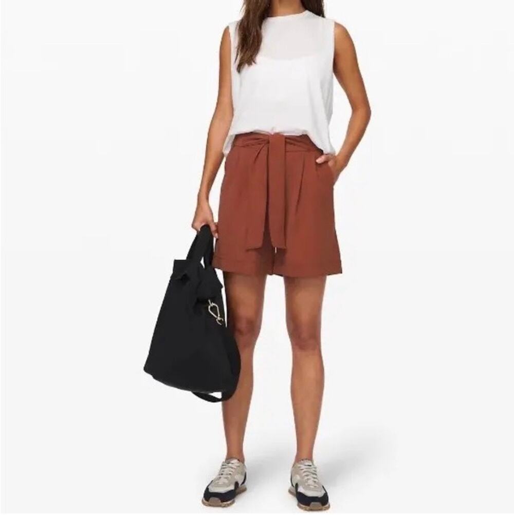 Lululemon Noir Short 5.5'' High Rise Tie Travel Athleisure Clay Pull On 6